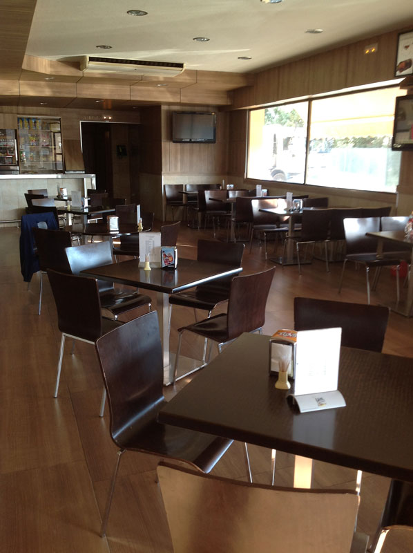 Mesas de la cafetería de nuestro restaurante en Lagartera