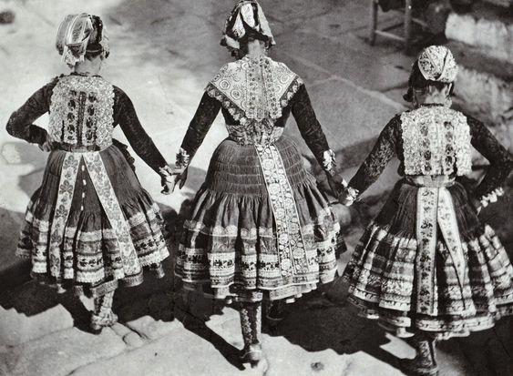 tres mujeres con el vestido tradicional de Lagarterana