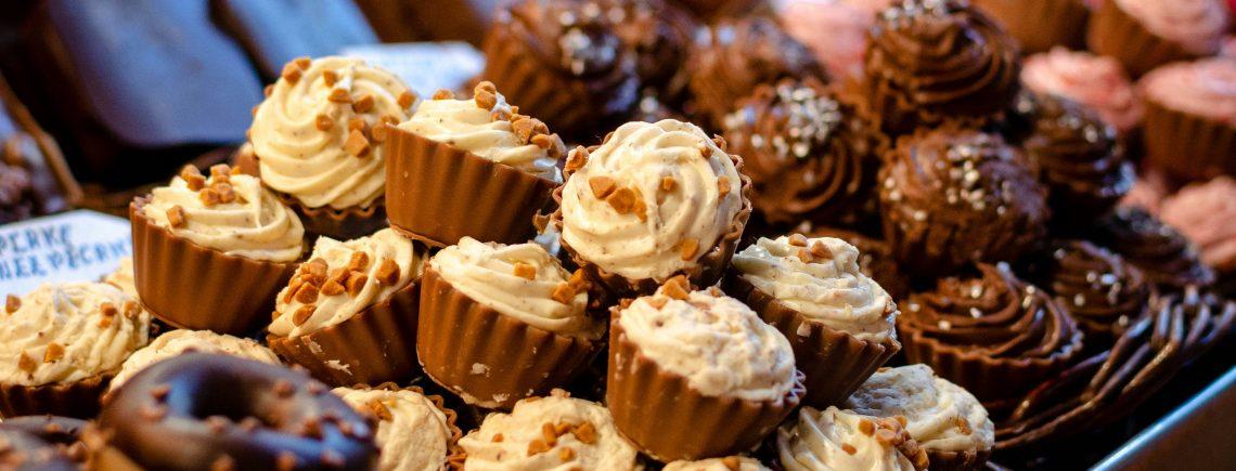 Variedad de postres caseros con chocolate y nata, especialidad de Castilla La Mancha